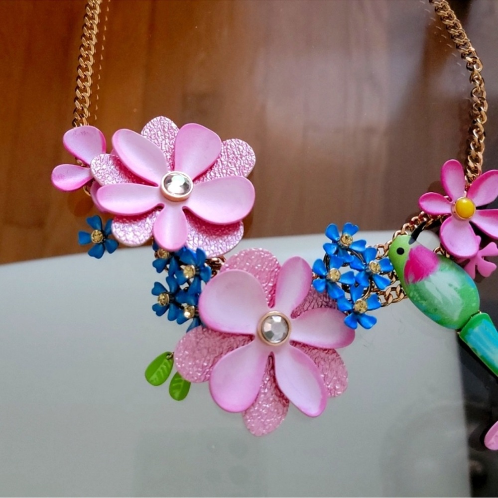 Betsey Johnson necklace - Picture 3 of 7